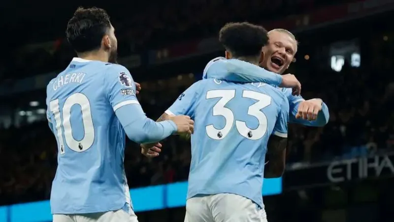 هالاند يعادل إنجاز فاولر ويقترب من تحطيم رقم لويس سواريز (فيديو)