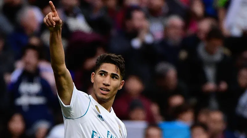 حكيمي يحضر حفل تتويجه بجائزة الأفضل في أفريقيا بطريقة غير متوقعة (فيديو)