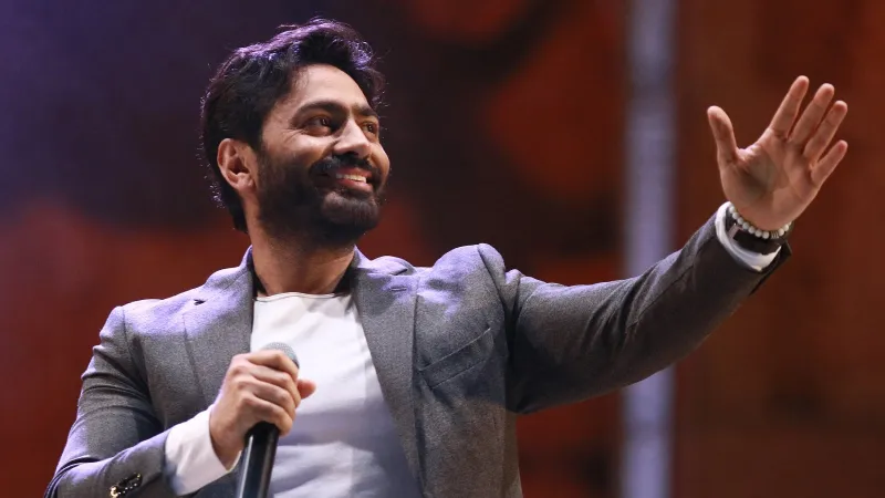 قلق في الوسط الفني بعد خضوع تامر حسني لجراحة في الكلى