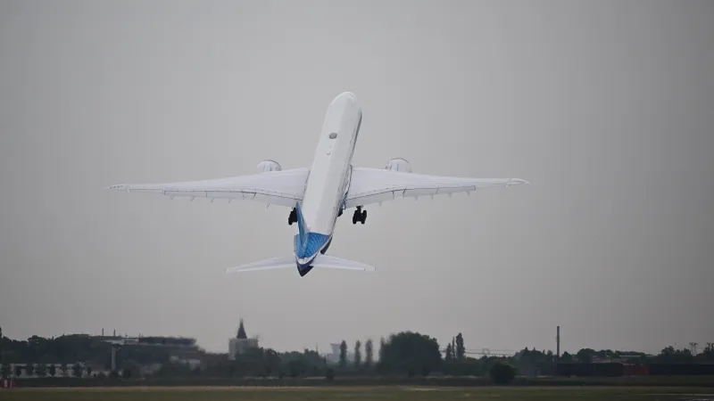 إقلاع عمودي يذهل العالم.. بوينغ 777X تخطف الأضواء في فارنبورو (فيديو)