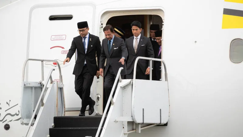 سلطان بروناي ينفق 120 مليون دولار لتحويل طائرة بوينج 747-400 إلى تحفة ذهبية فاخرة