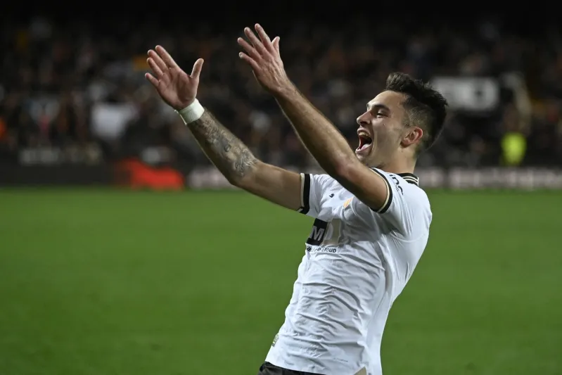 هل ينجح مانشستر سيتي في خطف جومي دورا من فالنسيا؟