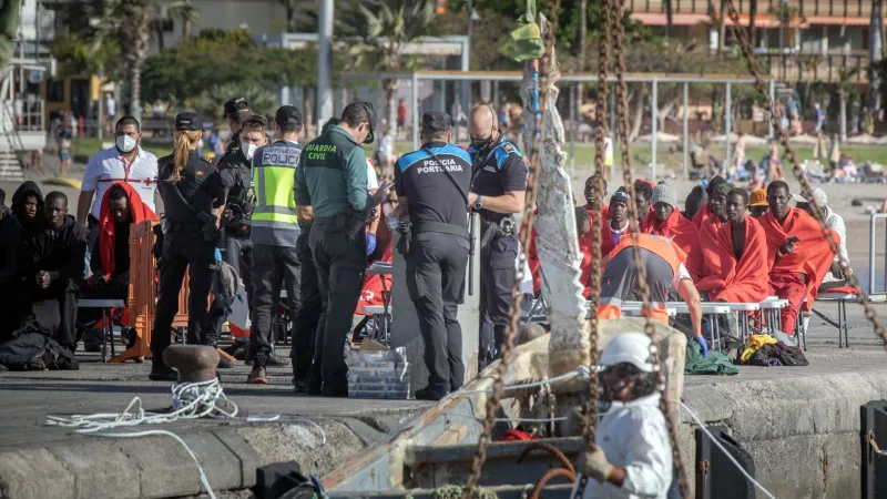 فيديو صادم لموجة عاتية تجرف السياح في تينيريفي.. والسلطات تُعلن حالة التأهب