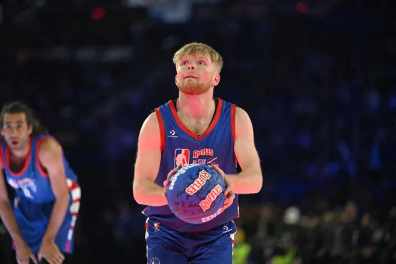 تريستان جاس يدخل موسوعة غينيس بأطول تصويبة مرتدة في كرة السلة (فيديو)