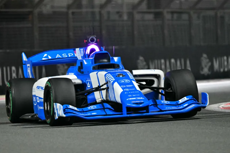 أبوظبي تشهد ولادة عصر جديد في عالم السباقات بلا سائقين (فيديو)