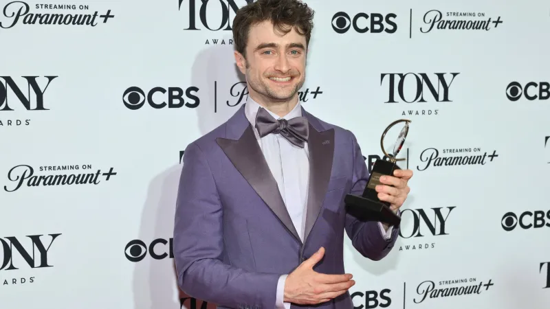 طرد بطل "هاري بوتر" من مسرحية في نيويورك.. ماذا فعل؟ (فيديو)