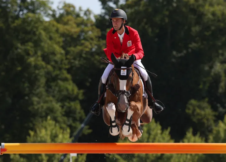 منصة التتويج بالرياض تحتفل بأصغر بطل في تاريخ لونجين العالمية