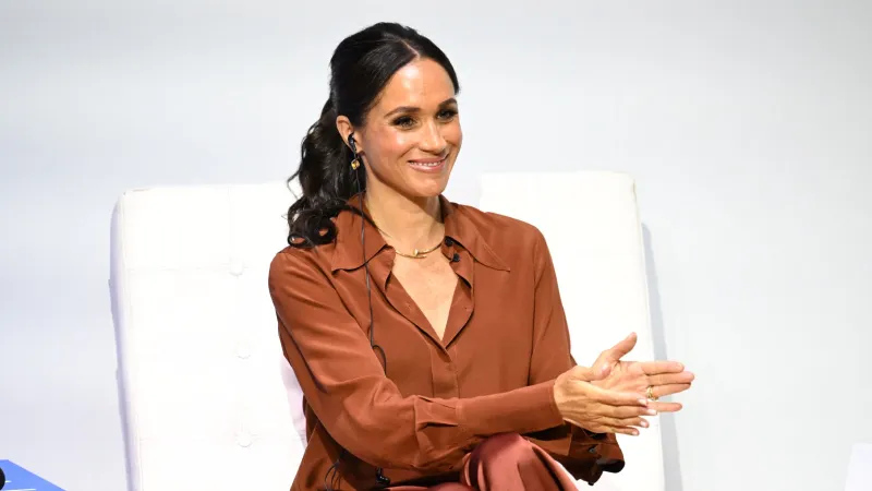 بعد اعتزالها بسبب الزواج الملكي.. ميغان ماركل تعود للفن بدعم من هاري (فيديو)