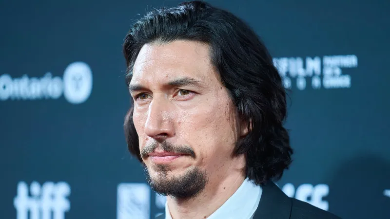 في عيد ميلاده الـ 42.. كم تبلغ ثروة آدم درايفر؟