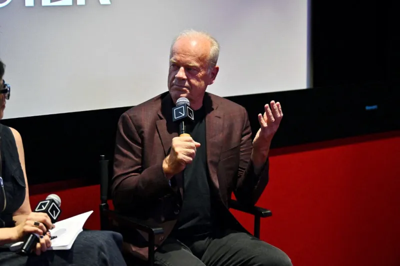 كيلسي غرامر يزف "بشرى سعيدة" لجمهوره حول حياته الخاصة