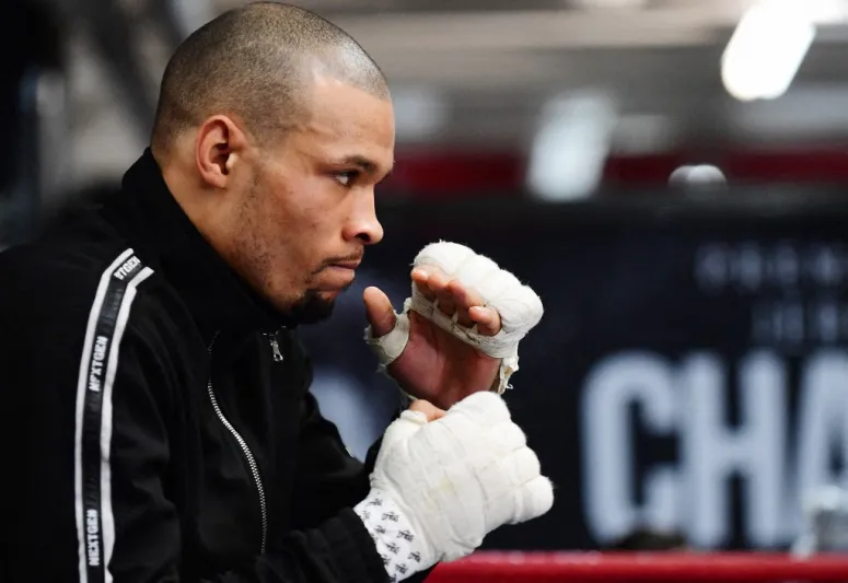 كريس يوبانك جونيور يعيد الجدل إلى الحلبة بأسلوبه القاسي في خفض الوزن (فيديو)