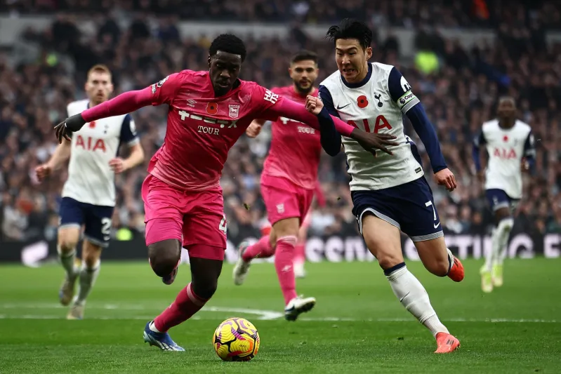 كسور خفية.. لاعب سابق ليونايتد يطالب بتعويض يتجاوز المليون جنيه