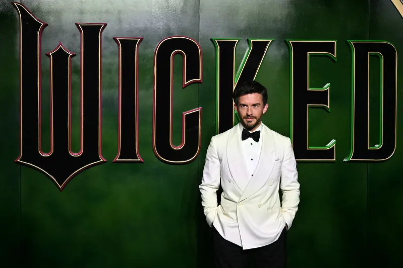 أوسم رجل في العالم لعام 2025.. جوناثان بيلي يروي فصلاً جديدًا في الأناقة