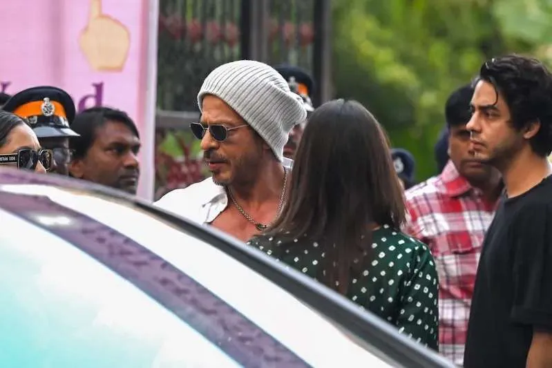 لأسباب أمنية.. شاروخان يغيب عن شرفة قصره للمرة الأولى في عيد ميلاده الستين