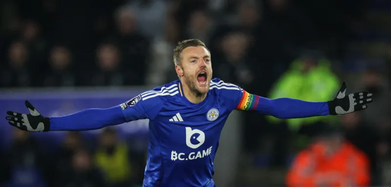 جيمي فاردي يُكرم زوجته بارتداء اسمها في حملة ضد العنف في إيطاليا (فيديو)