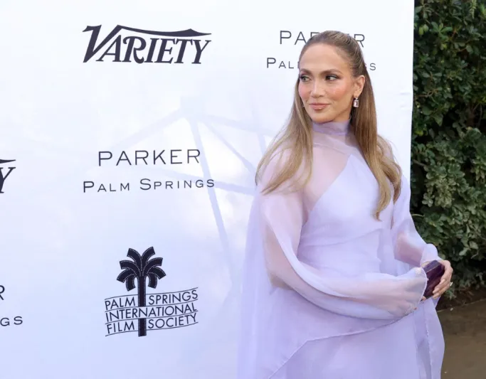 كم حصلت جينيفر لوبيز لقاء إحياء زفاف المليارديرين في الهند؟