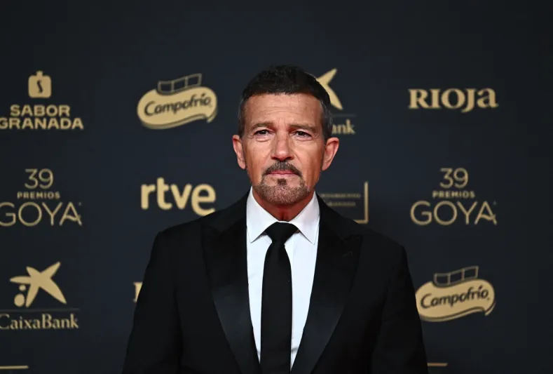 بانديراس يروي معاناته مع رائحة السمك خلال تصوير فيلم "توني"