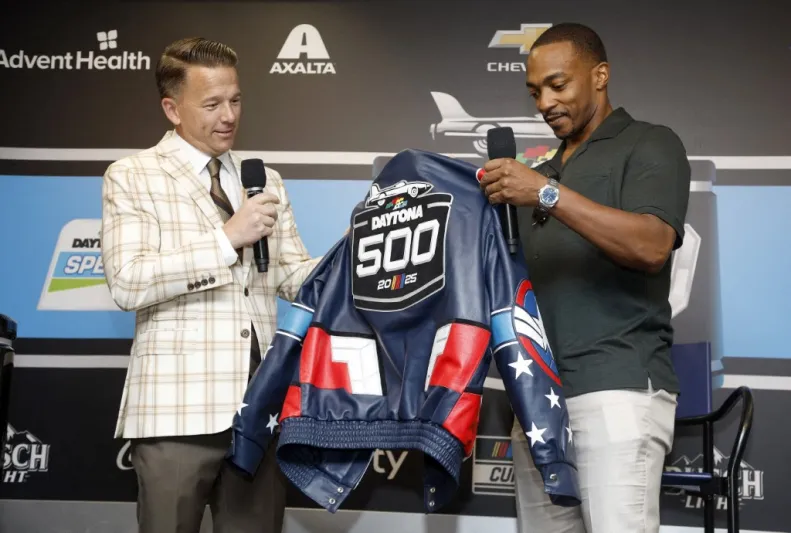 ديزني تراهن على كابتن أمريكا الجديد في سباق جوائز 2025 (فيديو)