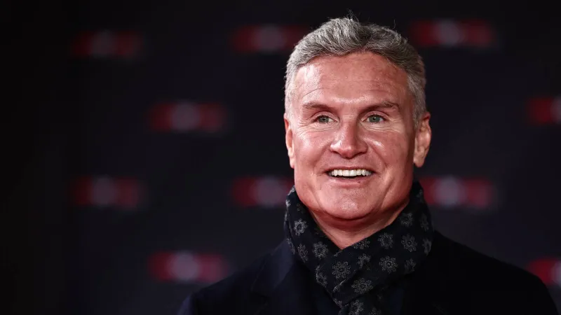 مهارة لا تُصدق: سائق فورمولا 1 يلتقط كرة غولف بسرعة 180 ميلاً! (فيديو)