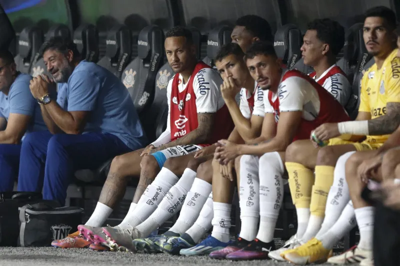 نيمار يكرر لقطة فينيسيوس المثيرة للجدل بعد استبداله أمام فلامنغو (فيديو)