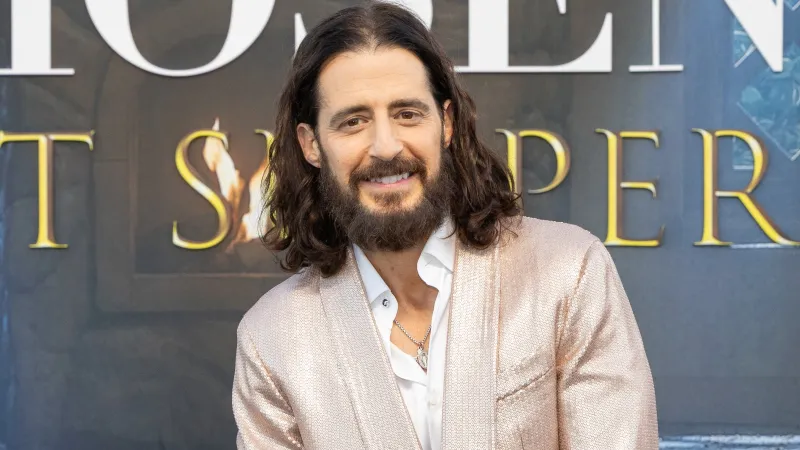 نجم The Chosen﻿ جوناثان رومي يكشف سر لياقته في سن الـ51 