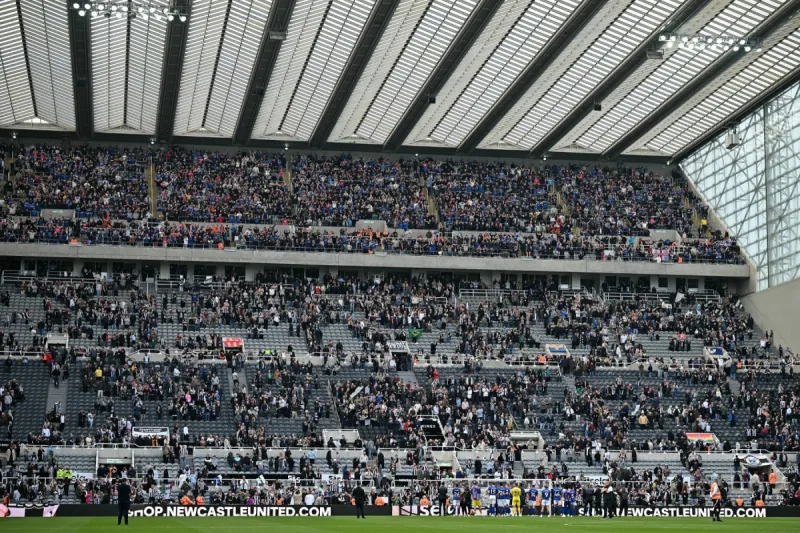 حادث حريق في ملعب إكستر سيتي يثير المخاوف قبل المباريات المحلية (فيديو)