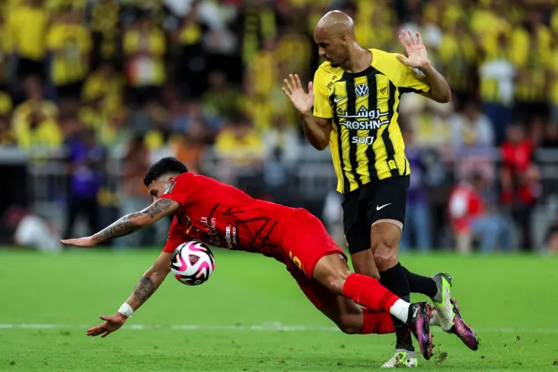 اللقطة التي أشعلت دوري روشن... هل يُلغى طرد فابينيو قبل ديربي الاتحاد والأهلي؟ (فيديو)