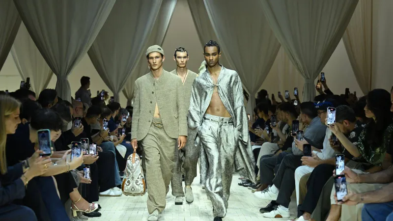 إمبوريو أرماني يدمج عروض الأزياء الرجالية مع النسائية بدءًا من خريف 2026