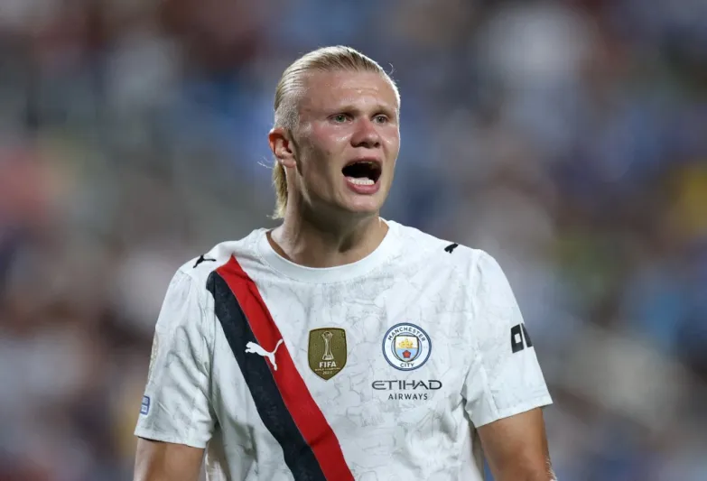 هالاند يحتفل بجائزة أفضل لاعب بعد ثنائية في فوز السيتي على بورنموث (فيديو)