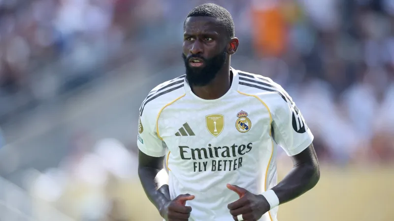 لقطة غريبة بين بيريز وروديغر.. تعليق واحد أربك جماهير مدريد (فيديو)