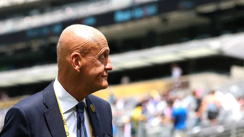 فيفا يطبق تجربة استبعاد دقيقتين لأول مرة في كأس العرب..  رئيس لجنة الحكام يكشف التفاصيل