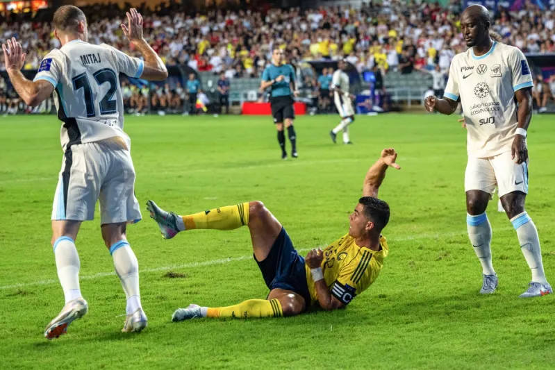 خطأ تحكيمي في ركلة جزاء النصر أمام نيوم يثير جدلاً واسعًا (فيديو)