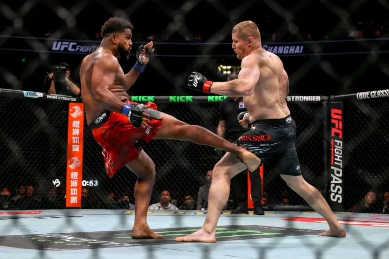  والدو كورتيس أكوستا يحول "ضربة العين" إلى انتصار قاسٍ في UFC