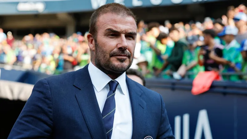 رفاهية على طريقة بيكهام.. ساعات رولكس تكمّل أناقة الأب والابن في جزيرة كابري (فيديو)