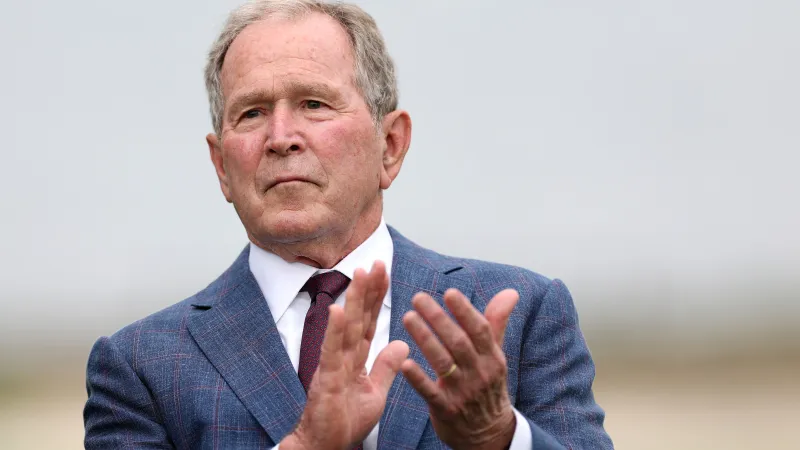 جورج بوش في لقطة طريفة مع عملاق كاردينالز خلال مباراة الكاوبويز (فيديو)