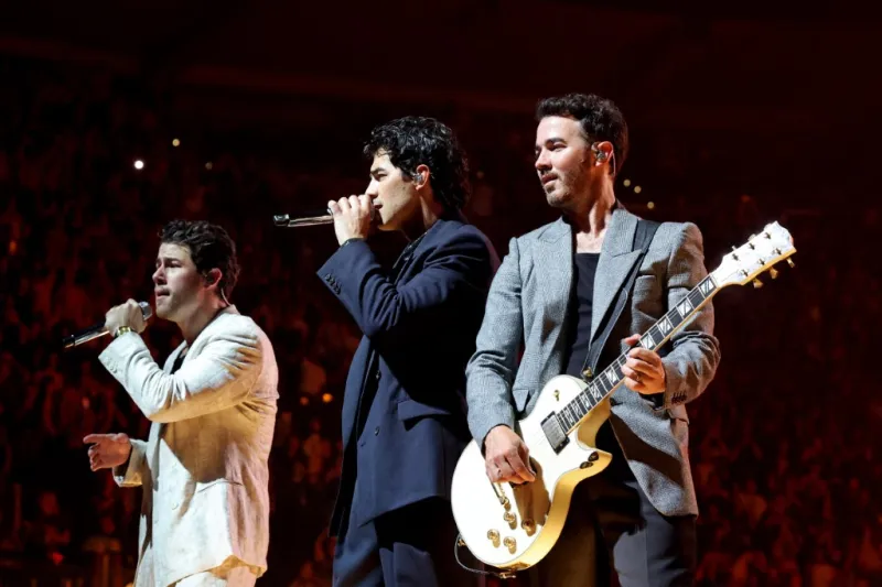 Jonas Brothers: الحب والدعابة سر تماسكنا كإخوة وفنانين