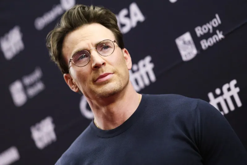 شائعات الخيانة تطارد نجم كابتن أمريكا بعد ولادة طفله الأول