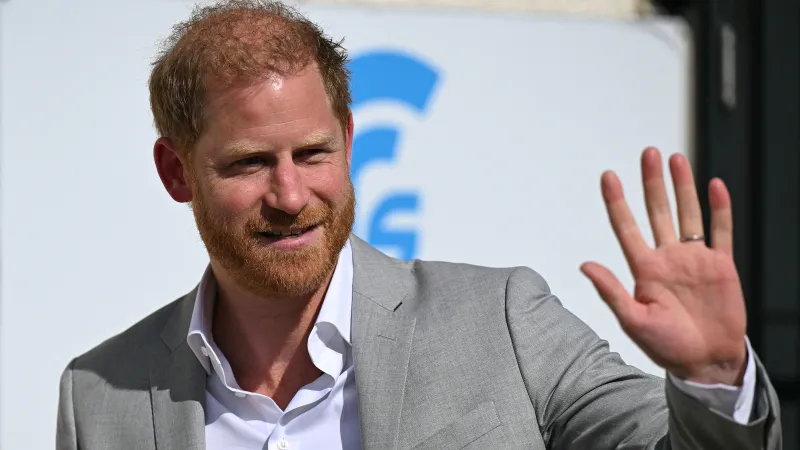 الأمير هاري يرد على اتهامات "خطف الأضواء" من شقيقه ويليام