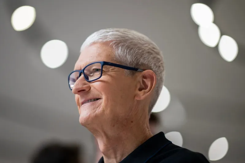 بعد شائعات التغيير: تقرير جديد يكشف عن استقرار قيادة تيم كوك في آبل