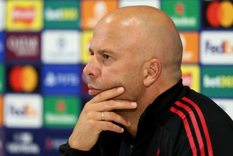 أرني سلوت يواجه شائعات الإقالة ويركز على إعادة الانتصارات للريدز