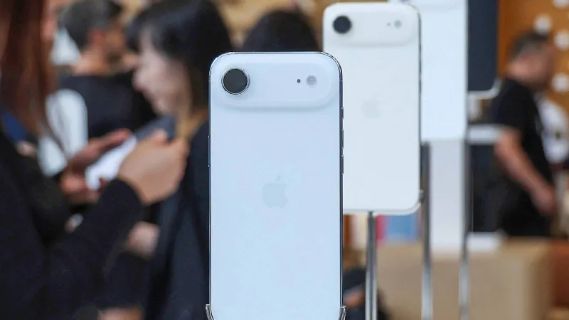 "آبل" تُعيد التفكير في أخفّ وأنحف "آيفون" بتاريخها