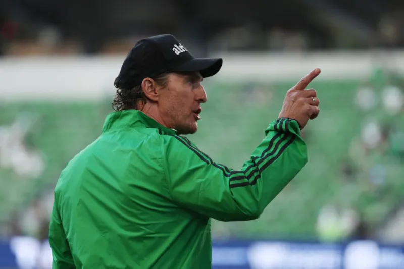 ماثيو ماكونهي يتألق بساعة أوديمار بيغيه في جلسة تصوير مع ابنه