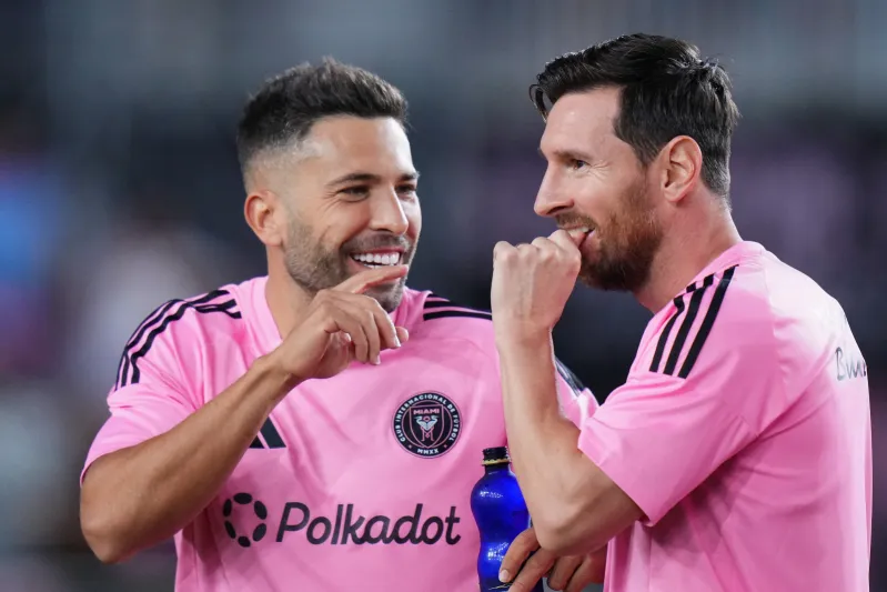  جوردي ألبا يرد على المقارنات بين ميسي ولامين يامال.. ماذا قال؟ (فيديو)