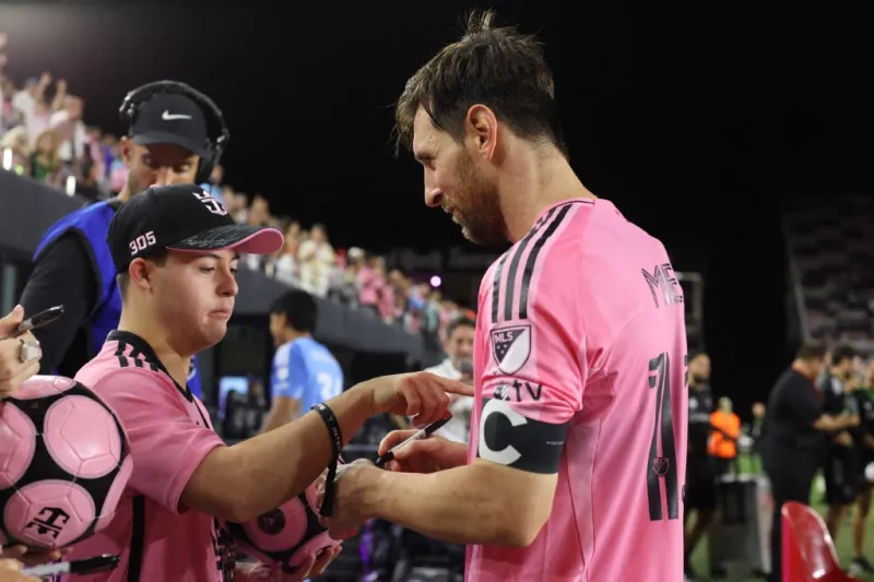 لقطة رومانسية لزوجين تتحول إلى تريند بسبب مرور ميسي في الخلفية (فيديو)