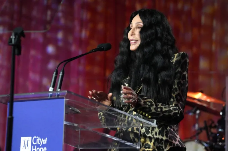 شير تتحدى الزمن.. علاقة رومانسية رغم فارق الأربعين عامًا (صور)