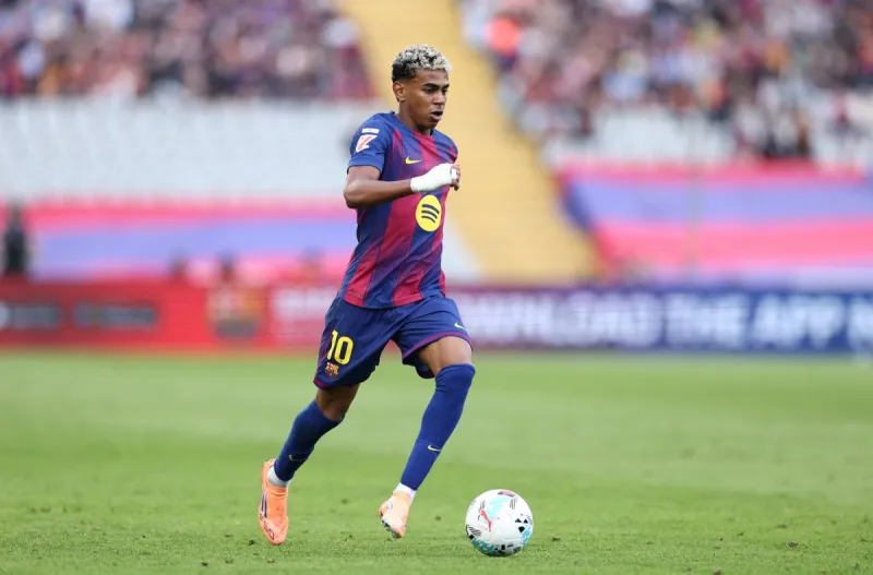 من هي آنا جيجنوسو التي فجرت أزمة انفصال لامين يامال ونيكي نيكول؟