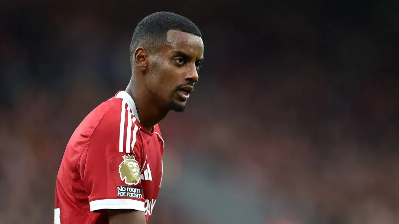 قرار مفاجئ لإيزاك بعد انتقاله..  ما الذي يخيف نجم ليفربول؟