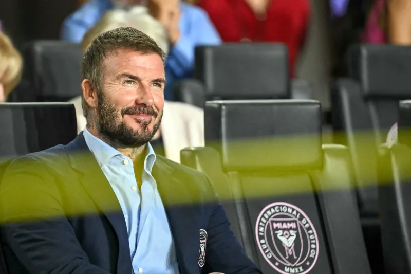 بيكهام يتلقى دعوة طريفة لحلاقة شعر مشجع مانشستر يونايتد فرانك إيلت