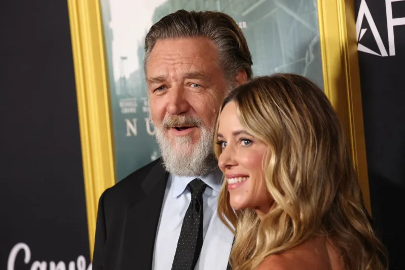 راسل كرو يكشف فارق العمر الحقيقي بينه وبين بريتني ثيريوت