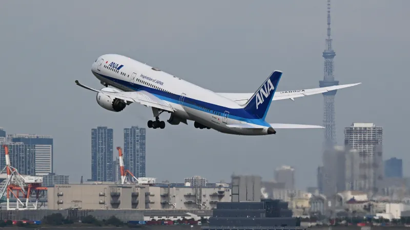 أول هبوط من نوعه لطائرة بوينغ 787 على أحد أخطر مدارج العالم (فيديو)